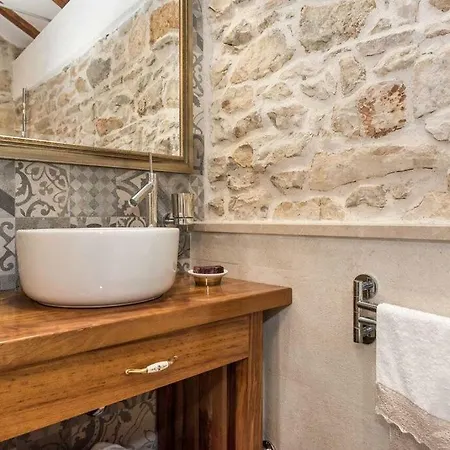 Hirundo Rustica Villa *