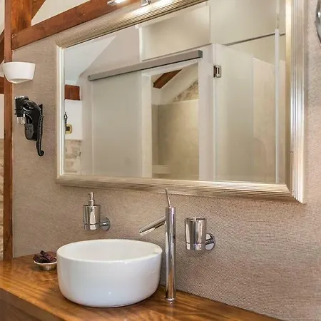 Hirundo Rustica Villa