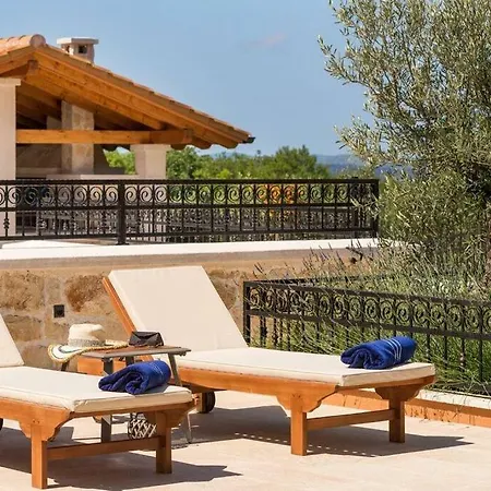 Hirundo Rustica Villa *