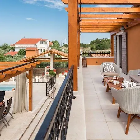 Hirundo Rustica Villa *