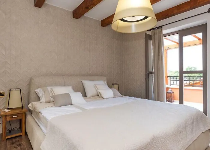 Hirundo Rustica וילה סקארדין