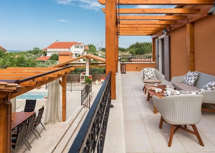 Hirundo Rustica Villa *